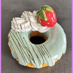 Donut med gr�n glasur og jordb�r - Stor