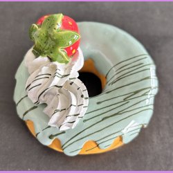 Donut med gr�n glasur og jordb�r - Stor
