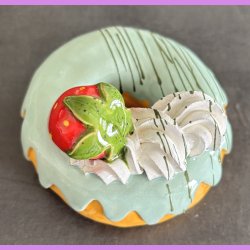 Donut med gr�n glasur og jordb�r - Stor