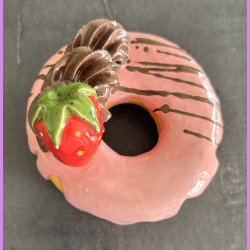 Donut med lyser�d glasur og jordb�r - Stor