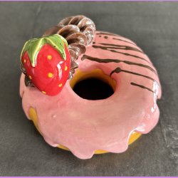 Donut med lyser�d glasur og jordb�r - Stor
