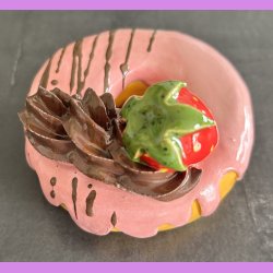 Donut med lyser�d glasur og jordb�r - Stor