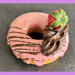 Donut med lyser�d glasur og jordb�r - Stor