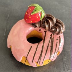 Donut med lyser�d glasur og jordb�r - Stor