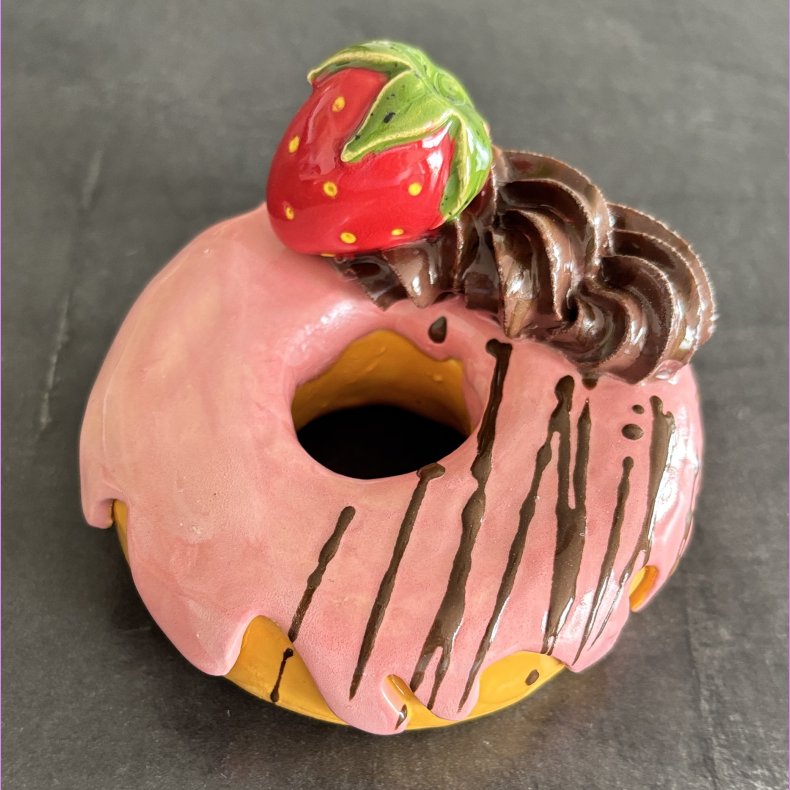 Donut med lyser�d glasur og jordb�r - Stor