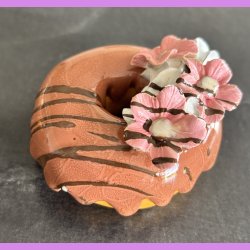 Donut  med brun glasur og blomster - Lille