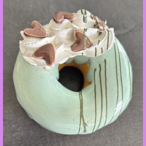 Donut med gr�n glasur og hjerte krymmel - Lille