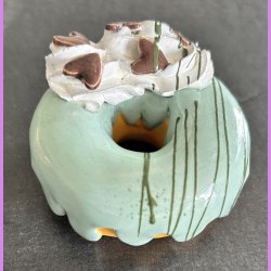 Donut med gr�n glasur og hjerte krymmel - Lille