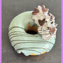 Donut med gr�n glasur og hjerte krymmel - Lille