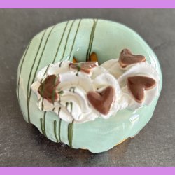 Donut med gr�n glasur og hjerte krymmel - Lille