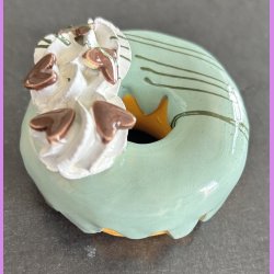 Donut med gr�n glasur og hjerte krymmel - Lille