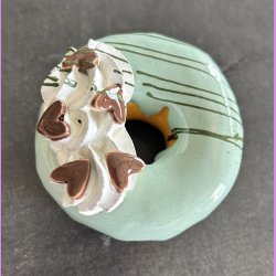 Donut med gr�n glasur og hjerte krymmel - Lille