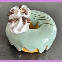 Donut med gr�n glasur og hjerte krymmel - Lille