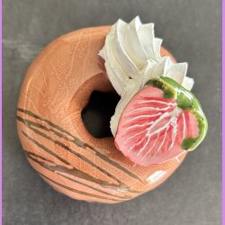 Donut med brun glasur og jordb�r - Lille