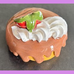 Donut med brun glasur og jordb�r - Lille