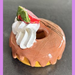 Donut med brun glasur og jordb�r - Lille