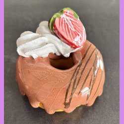 Donut med brun glasur og jordb�r - Lille