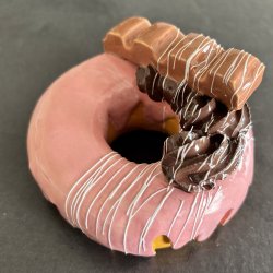 Donut med lyser�d glasur og chokolade - Stor