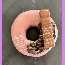 Donut med lyser�d glasur og chokolade - Stor