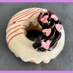 Donut med vanilie glasur og hjerte krymmel - Stor