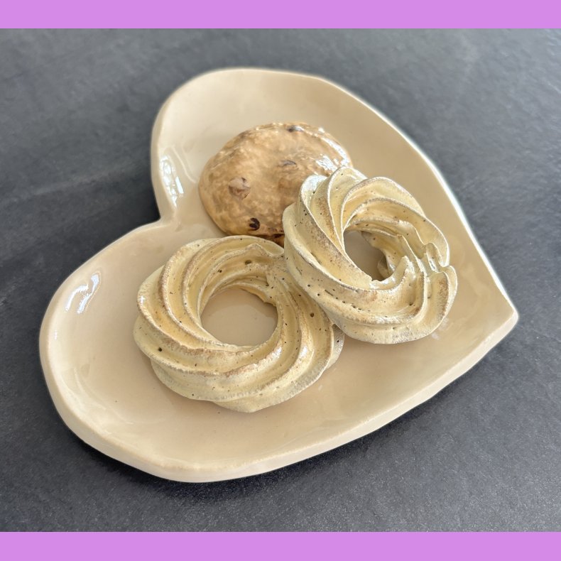 Sm�kager p� tallerken - Creme