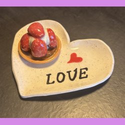 Jordbrkage p tallerken med tekst "LOVE"