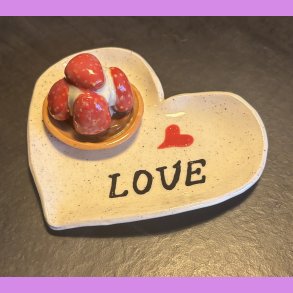 Jordb�rkage p� tallerken med tekst 