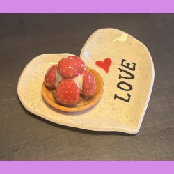 Jordbrkage p tallerken med tekst "LOVE"