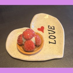 Jordbrkage p tallerken med tekst "LOVE"