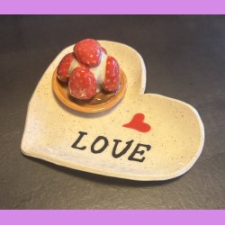 Jordbrkage p tallerken med tekst "LOVE"