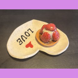 Jordbrkage p tallerken med tekst "LOVE"