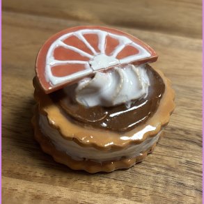 Medalje med appelsin-brun glasur