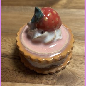 Medalje med jordb�r - lyser�d glasur