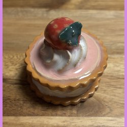 Medalje med jordbr - lyserd glasur