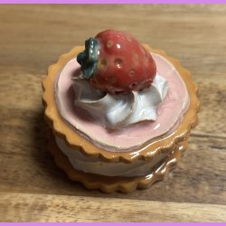 Medalje med jordbr - lyserd glasur