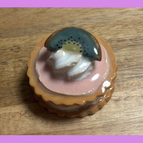 Medalje med kiwi - lyser�d glasur