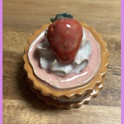 Medalje med jordbr - lyserd glasur