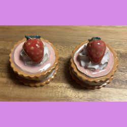 Medalje med jordbr - lyserd glasur