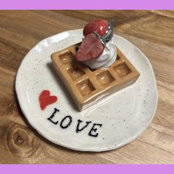 Vaffel med softice og jordbr - Den lille udgave m/ tekst LOVE