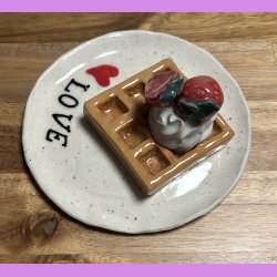 Vaffel med softice og jordbr - Den lille udgave m/ tekst LOVE