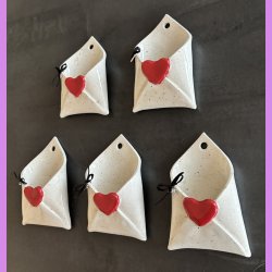 LOVE NOTE kuvert - Hvid med prikker