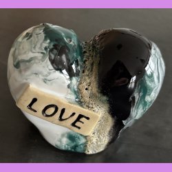 Tilde hjerte nr. 5 - Hvid - gr�n - sort og krater glasur.
