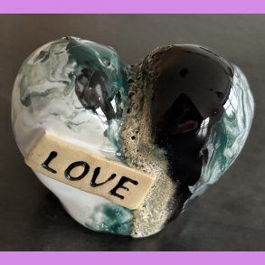 Tilde hjerte nr. 5 - Hvid - gr�n - sort og krater glasur.