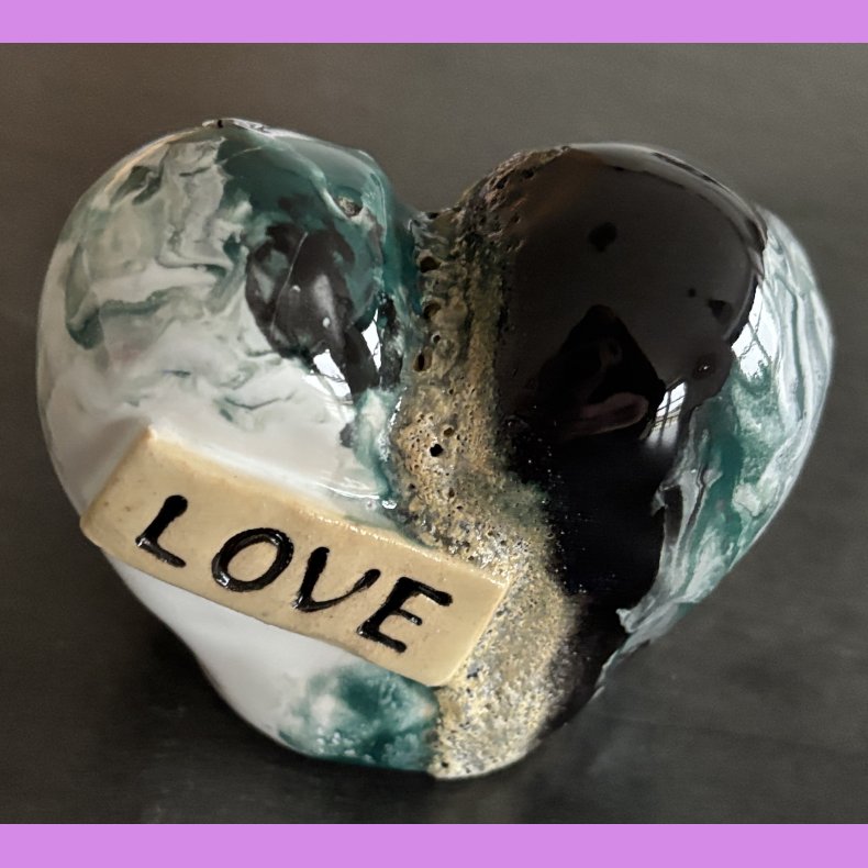 Tilde hjerte nr. 5 - Hvid - gr�n - sort og krater glasur.