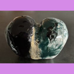 Tilde hjerte nr. 5 - Hvid - gr�n - sort og krater glasur.