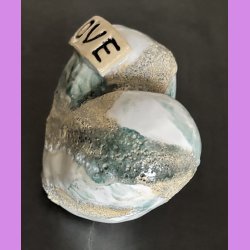 Tilde hjerte nr. 4 - Hvid - lysegr�n og krater glasur.