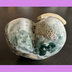 Tilde hjerte nr. 4 - Hvid - lysegr�n og krater glasur.