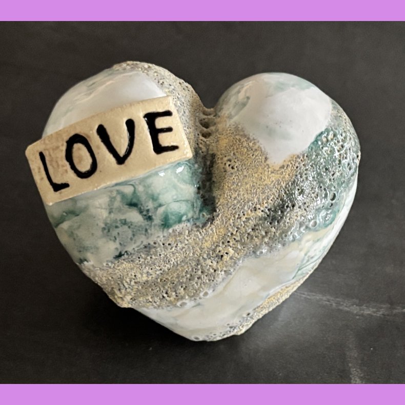 Tilde hjerte nr. 4 - Hvid - lysegr�n og krater glasur.