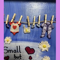 Ramme med baby tj p snor.