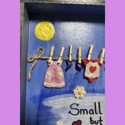 Ramme med baby tj p snor.